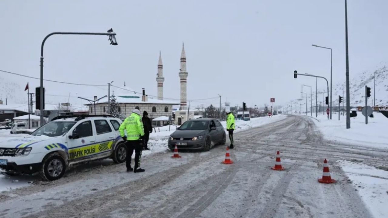 Dev Çığ Yolu Tamamen Kapattı! Geçişler Durduruldu